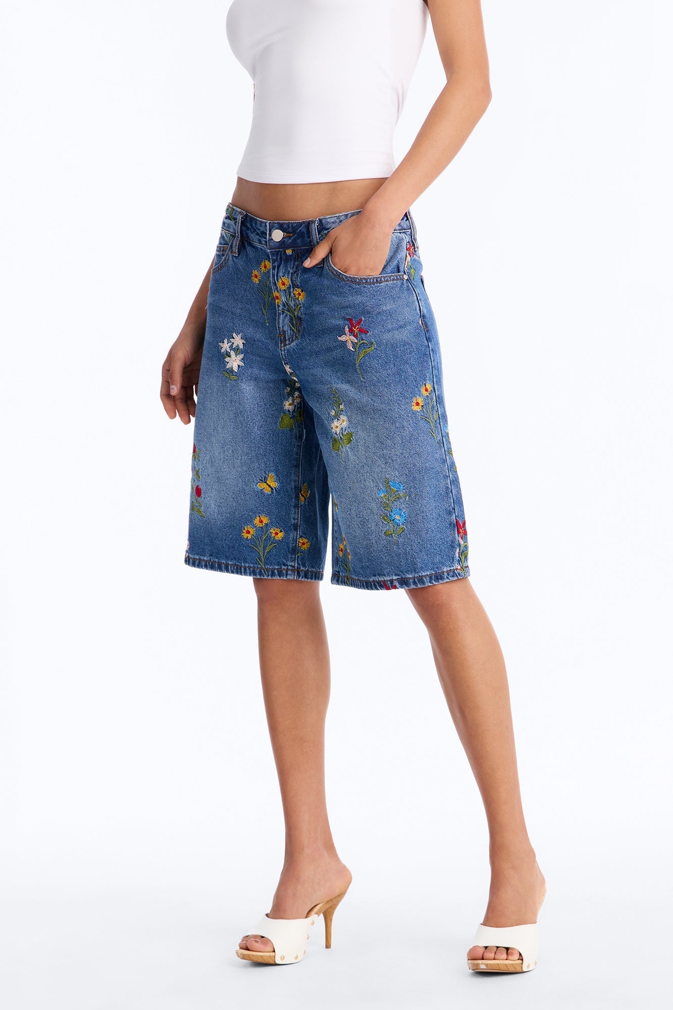 Parc De Fleurs Embroidered Denim Shorts - Medium Wash Fashion Nova